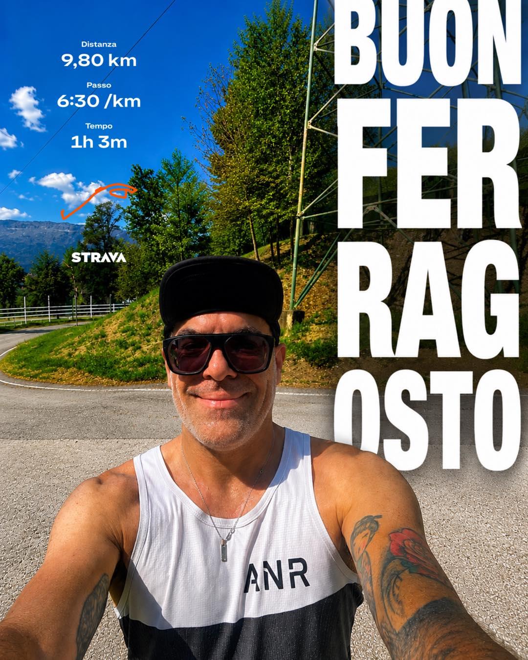 BUON FERRAGOSTO, RUNNER! ☀️🏃‍♂️

Questa mattina ho continuato la mia preparazione.
Anzi, chiamiamo le cose con il loro nome: il mio recupero.

Sto correndo lentamente.
A dire il vero, sto ancora alternando corsa e camminata. Pian piano accorcio le camminate e allungo i tratti di corsa.

Non è ancora il mio ritmo.
Non è ancora il mio modo di correre.
Non è ancora quello che vorrei.

Ma sto correndo.

E dopo 65 giorni di stop, questa è già una piccola, enorme vittoria.

Mi era mancato infilarmi le scarpe.
Mi era mancato incontrare le persone che incrocio da anni, fermarmi a salutare un amico che si sta allenando, sentire il caldo, il sudore, la fatica e quella meravigliosa stanchezza che arriva alla fine.

Tutte cose normalissime.
Almeno finché un infortunio non te le porta via.

Adesso me le sto riprendendo. Un passo alla volta, senza fretta ma senza mollare.

Se oggi mi chiedete perché mi alleno, la risposta non ha nulla a che vedere con tempi, medaglie o classifiche.

Corro per sentirmi libero.
Corro per sentirmi vivo.
Corro per andare dove voglio, quando voglio.
Corro per sudare, faticare e tornare a casa felice di essermi dedicato un’ora.

Oggi non ho corso come avrei voluto.
Ma ho corso. E oggi mi basta questo.

Buon Ferragosto a chi corre, a chi cammina, a chi sta recuperando e anche a chi oggi si sta semplicemente riposando. ☀️

E voi, se doveste dimenticare tempi e chilometri, perché correte davvero? Raccontatemelo nei commenti.

#runningmilo #corsa #ikkosatletitaranto #maratona #mezzamaratona #corsainmontagna