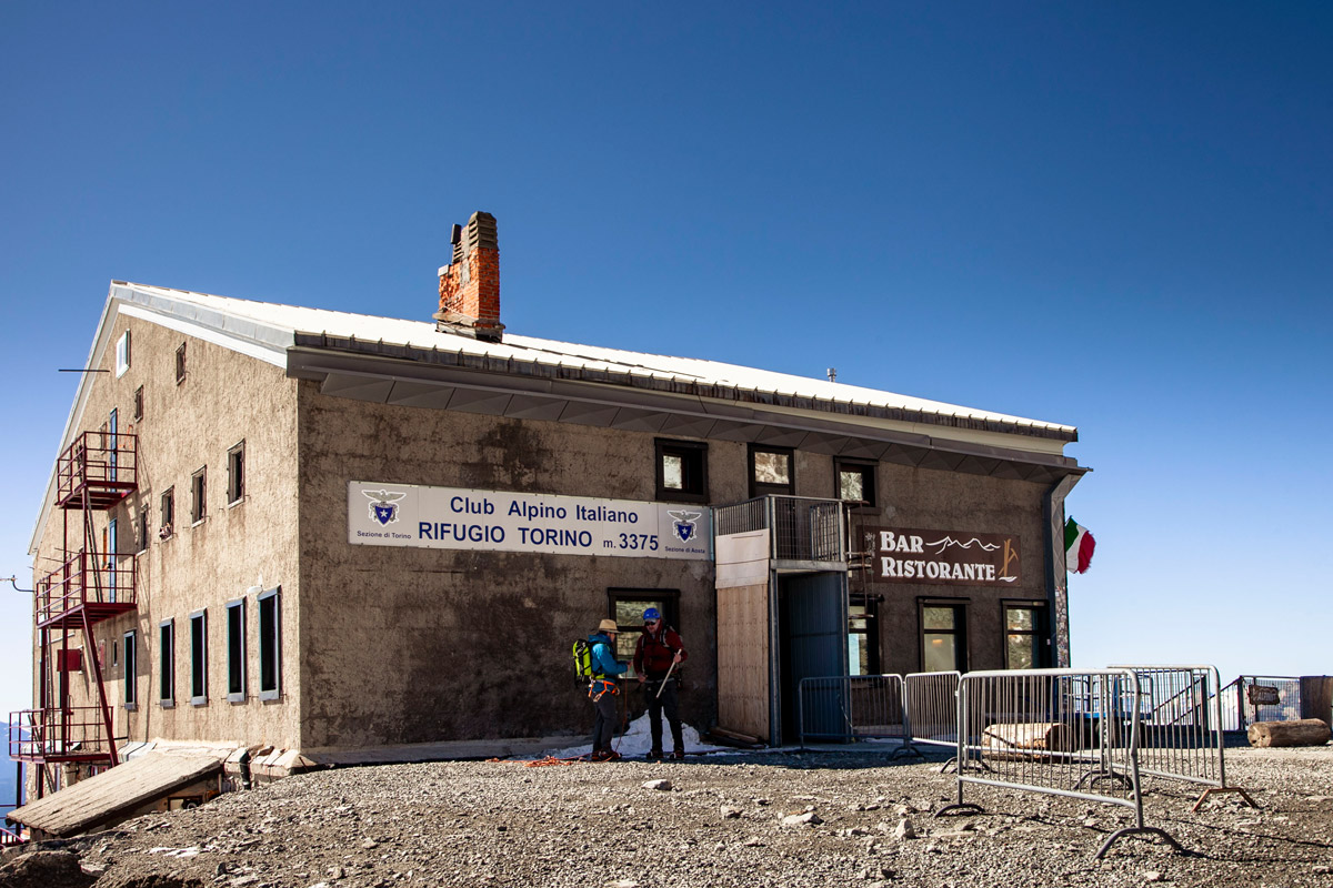 Rifugio-Torino-sotto-a-Punta-Helbronner