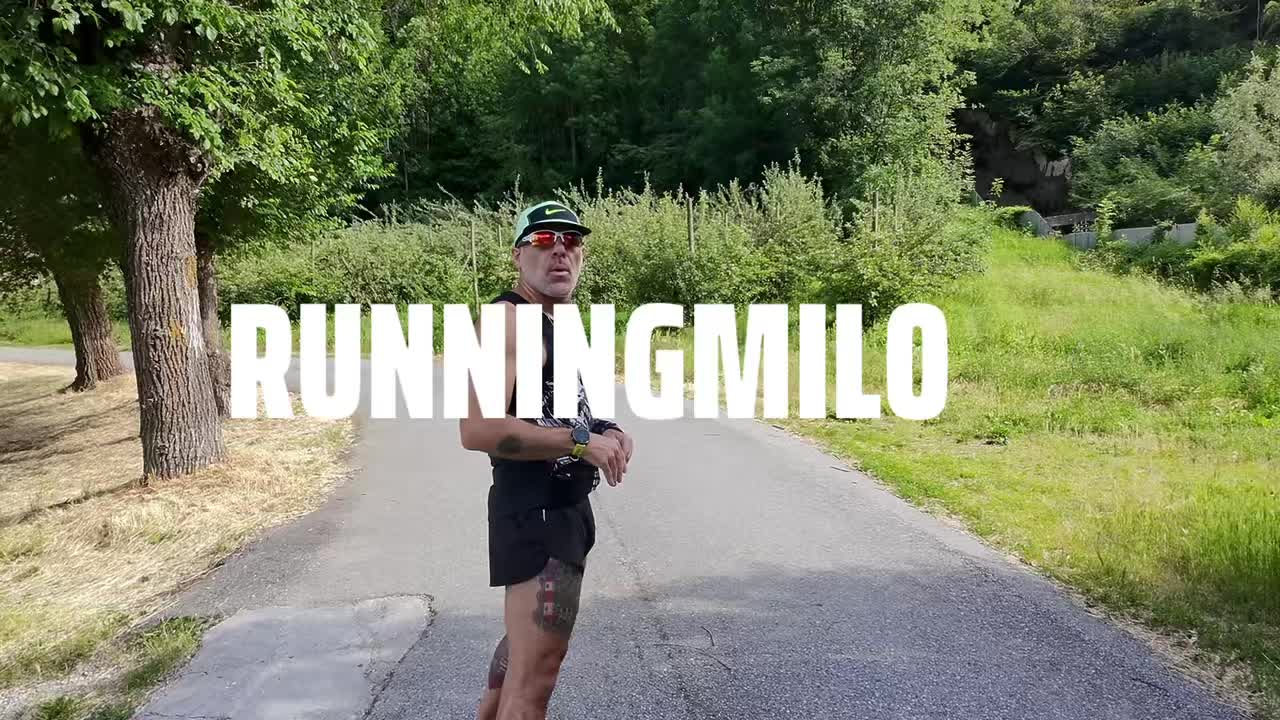 🌞 AOSTA, ore 7:40. 21 gradi. L’estate è (finalmente?) arrivata.
E con lei… il forno a cielo aperto! 🔥
Da giorni ormai si boccheggia: afa, umidità, e quella sensazione costante di essere avvolti da un phon gigante impostato su “tempesta tropicale”. 🌬️💦
E noi runner? Noi resistiamo. Noi ci adattiamo. Noi… sudiamo come se avessimo finito una maratona dopo 2 km di corsetta. 🥵
💡 La sveglia suona alle 5:30 (quando va bene). L’idea è di trovare un po’ di frescura… ma sorpresa! È già estate piena anche lì fuori!
E allora ci si chiede:
Come si fa a correre quando il caldo ti rincorre più di un PB sulla 10K?
Io continuo a provarci.
All’alba.
Al tramonto.
Con la faccia da zombie e il cuore da guerriero.
🔥 Perché correre con il caldo è dura, ma mollare lo è molto di più.
E voi?
Come vi state allenando in questo forno estivo? Vi svegliate prima delle galline o correte col frontalino di notte?
Scrivetemelo nei commenti o mandatemi un piccione viaggiatore disidratato! 😄
🎯 Se anche tu sei un runner testardo, se anche tu corri per star bene, nonostante tutto,
allora questa è la pagina giusta per te.
Seguimi per sorridere, motivarti, e condividere ogni passo in questa folle avventura che si chiama corsa.
👉 Lascia un like, tagga l’amico runner più sudato del gruppo e segui la pagina RUNNINGMILO: ogni giorno un post che ti farà sorridere… e sudare insieme a noi!
#Mezzamaratona #valledaostadavivere #valledaostanelcuore #valledaosta #vda #maratona #Allenamento #RunningMotivation #RunnerLife #NeverGiveUp #CorsaSuStrada #Correre #runningmilo #Disciplina #corsainmontagna #runninglifestyle✌️ #ikkosatletitaranto #AllenamentoMentale #corsa #marathon #benessere #running