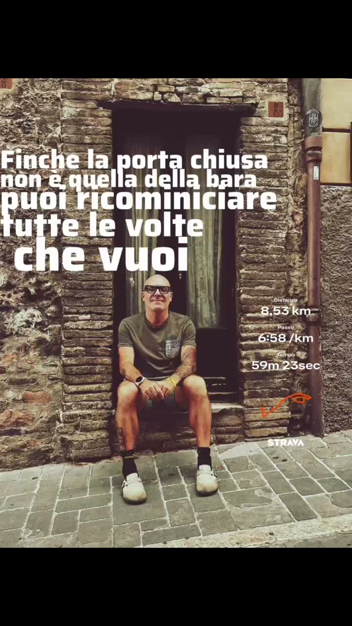 Puoi cadere.
Puoi fermarti.
Puoi sbagliare strada.
Puoi perdere forma, ritmo, motivazione e perfino un po’ di fiducia in te stesso.

Ma finché sei qui, la partita non è finita.

Non importa quante volte hai mollato.
Conta quante volte hai deciso di ripartire.

Io sto imparando proprio questo:
ricominciare non significa tornare indietro.

Significa avere ancora il coraggio di provarci.

E tu, da cosa stai ricominciando oggi?

Scrivilo nei commenti. Magari il tuo nuovo inizio può dare forza anche a qualcun altro.

#runningmilo #corsa #ikkosatletitaranto #maratona #mezzamaratona #corsainmontagna