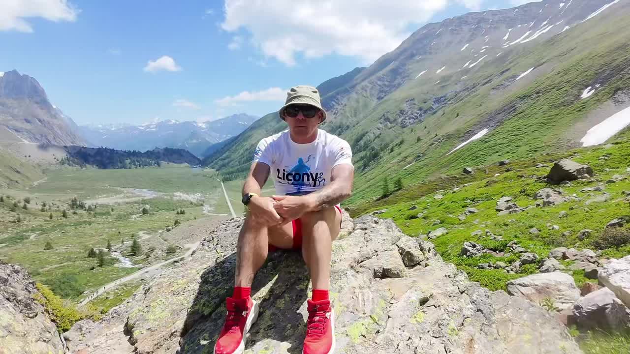 Buona domenica runner e non ☀️☺️
Oggi niente corsa per me… il lungo l’ho fatto ieri, proprio per potermi godere questa domenica in montagna con mia moglie, la vera appassionata di sentieri, boschi e panorami mozzafiato 🏔️💚
Se da quest’anno mi sto dedicando un po’ di più ai trail è (anche) merito suo. Lei la montagna ce l’ha nel cuore… e ora, piano piano, ce l’ho anch’io nelle gambe.
Correre è bellissimo. Ma condividere la fatica e la natura con chi ami, lo è ancora di più ❤️
Buoni chilometri… o buoni passi, ovunque siate!
#Mezzamaratona #valledaostadavivere #valledaostanelcuore #valledaosta #vda #maratona #Allenamento #RunningMotivation #RunnerLife #RunnerLife #CorsaSuStrada #Correre #runningmilo #Disciplina #corsainmontagna #runninglifestyle✌️ #ikkosatletitaranto #corsa #marathon #benessere #running