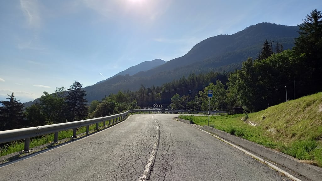 Oggi mi sono svegliato con un sole pazzesco.
Mentre bevevo il caffè mi son detto:
“Allenarmi? Voglia zero. Oggi solo una passeggiata col cane.”
Sapete com'è finita?
3 km di riscaldamento
10x400 m in salita
3 km di defaticamento
La verità è che a volte la motivazione arriva dopo il primo passo.
O magari dopo il primo sbuffo in salita.
#runningmilo #mentalità #allenamento #corsainsalita #trailtraining #resilienza #Mezzamaratona #maratona #Allenamento #RunningMotivation #RunnerLife #CorsaSuStrada #NeverGiveUp #Correre #runningmilo #Disciplina #corsainmontagna #runninglifestyle✌️ #ikkosatletitaranto #AllenamentoMentale #corsa #benessere #marathon #running