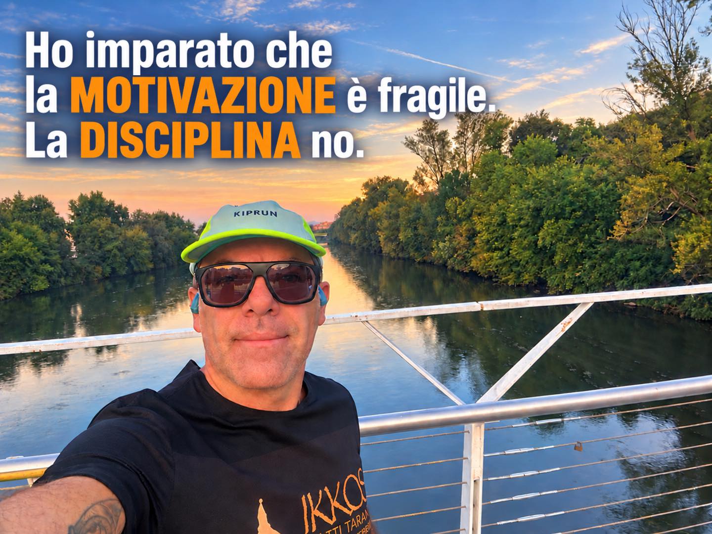 Dopo due mesi di stop, riprendere è durissimo.

Il corpo sembra non ricordare più quello che sapeva fare. Le gambe sono pesanti, il fiato manca e ogni chilometro sembra più lungo del solito. Ma la parte più difficile non è soltanto fisica: è ricominciare senza avere la certezza di tornare come prima.

La motivazione, in questi momenti, è fragile. Un giorno c’è, quello successivo scompare. Se aspettassi di sentirmi sempre motivato, probabilmente resterei a casa molto più spesso.

È qui che entra in gioco la disciplina: preparare tutto la sera, mettere la sveglia, alzarsi e uscire anche quando la voglia è poca.

La motivazione ti fa partire.
La disciplina ti permette di continuare.

E dopo uno stop così lungo, continuare è già una grande vittoria.

#Mezzamaratona #maratona #Allenamento #CorsaSuStrada #Correre #runningmilo #corsainmontagna #ikkosatletitaranto #corsa